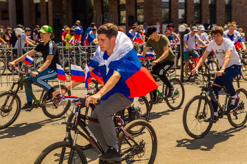 «ДюбуА» организовала велопробег в честь Дня Российского флага