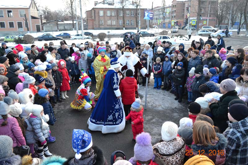 На площади Свято-Георгиевского собора состоялось  торжественное открытие ёлки «ДюбуА»